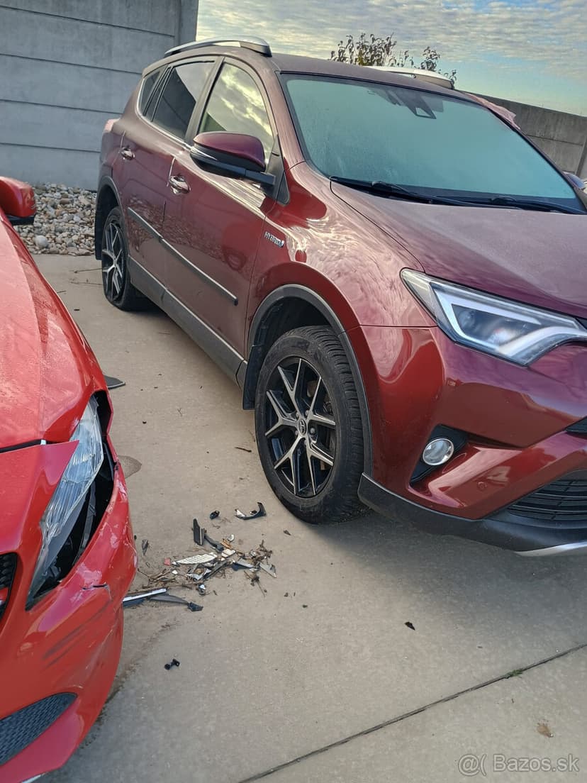 Predám havarovanú Toyotu Rav 4 hybrid 2017