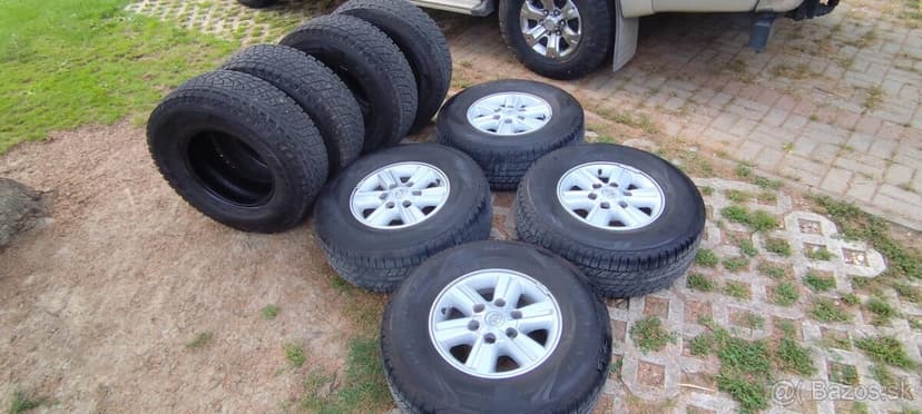 Pneumatiky a elektróny na Toyotu Hilux