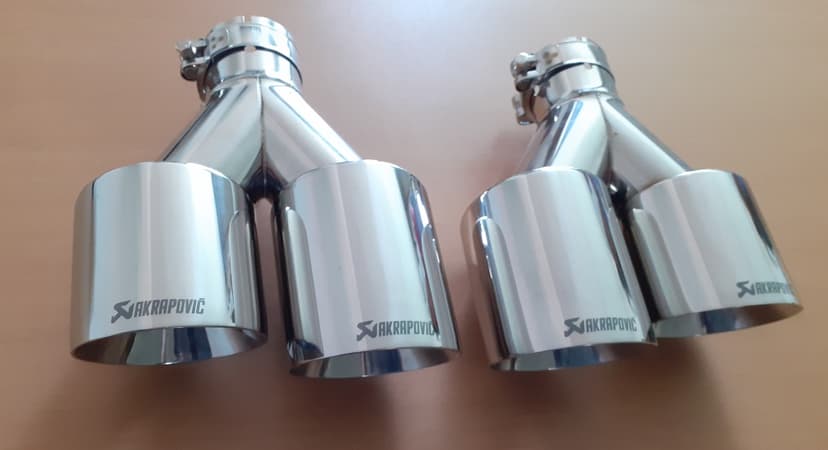 Nerezová univerzálna leštená koncovka výfuku logo Akrapovič