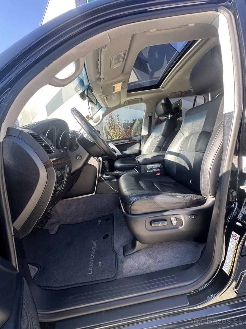 Toyota Landcruiser V 8 v perfektnom stave od 1 majiteľa