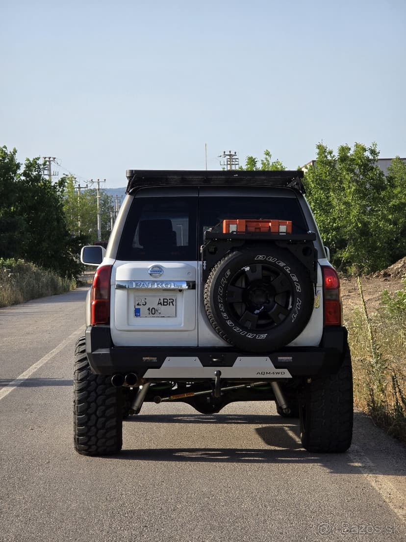 Zadný pevnostný nárazník Nissan Patrol Y61