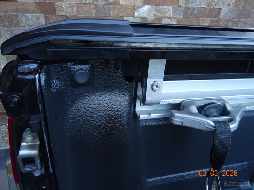 NISSAN NAVARA.2015 + .Hliniková roleta korby s rámom.