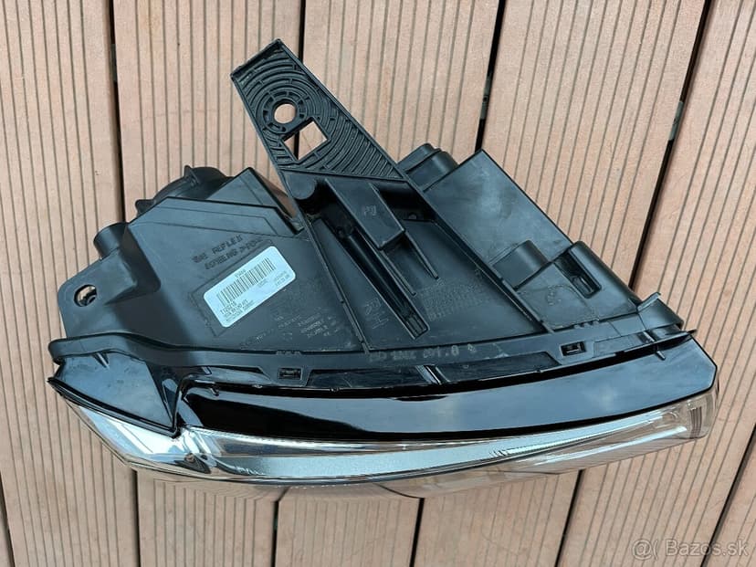 Predám pravý predný svetlomet Jeep Grand Cherokee WK2