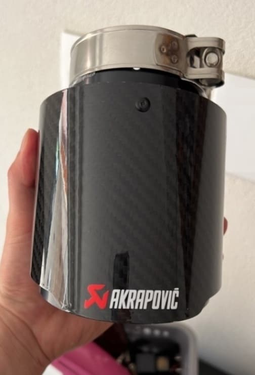 Univerzálna  koncovka výfuku Logo: Akrapovič  dizajn Carbon