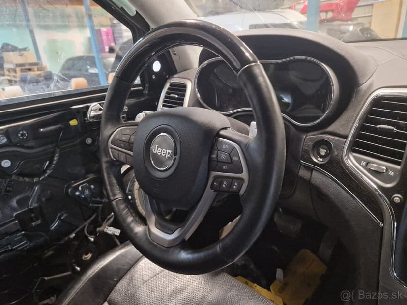 Kožená palubná doska s airbagmi Jeep Grand Cherokee WK2