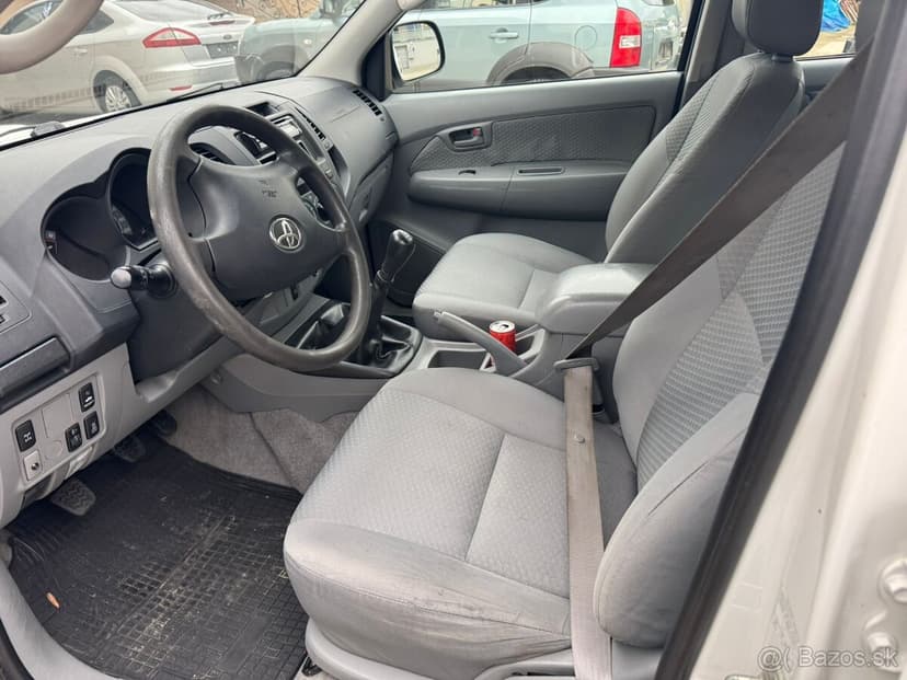 TOYOTA HILUX 2,5 DIESEL 4X4 ROK VÝROBY 2012