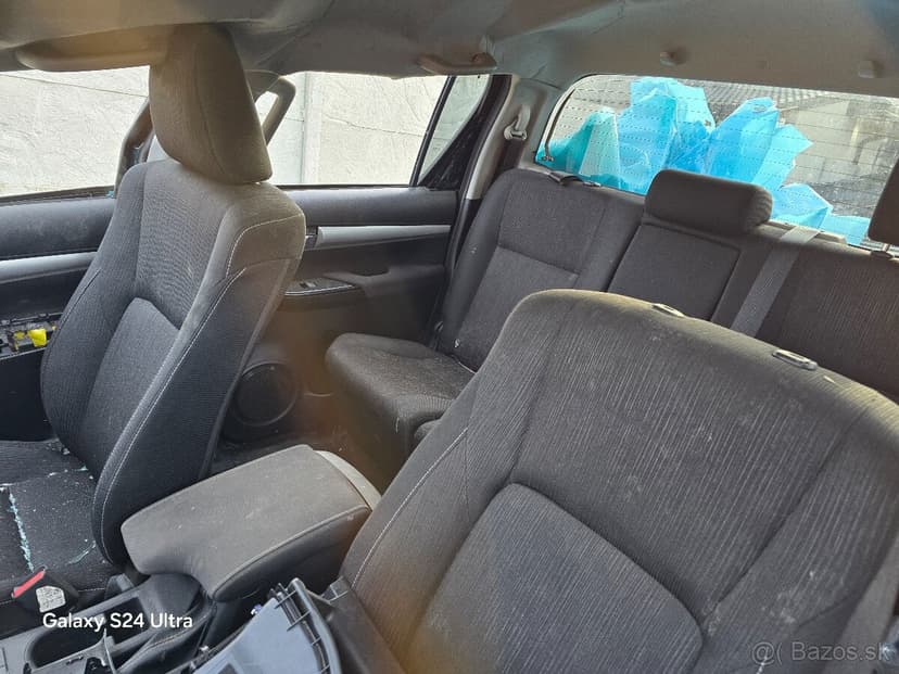 Predám havarovanú Toyota Hilux r.v.2017,2.4D,110 kW