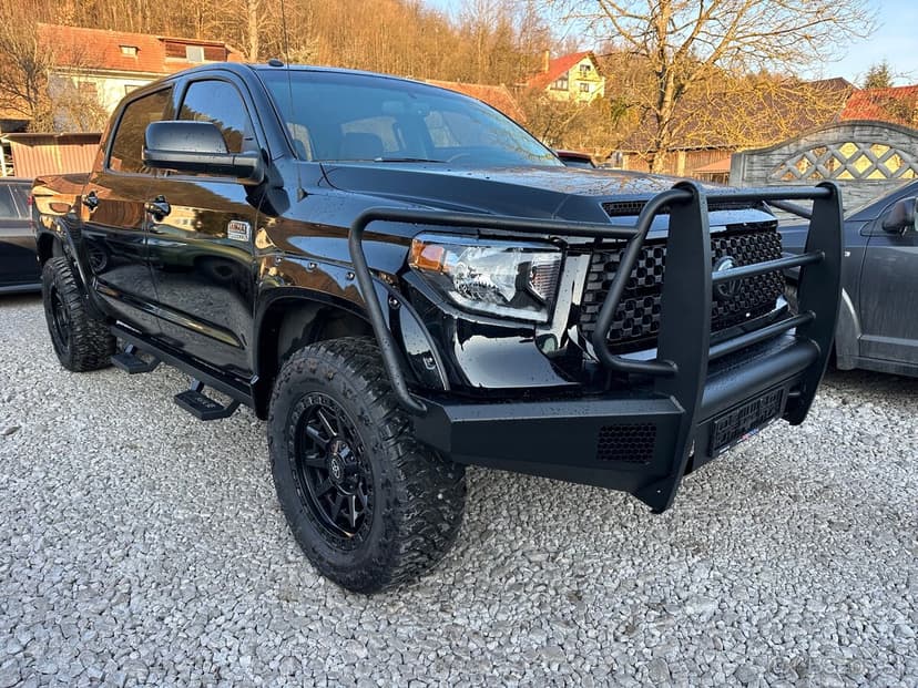 2017 Toyota Tundra Platinum 1794 5,7 V8 kola 35” lift 3” LPG