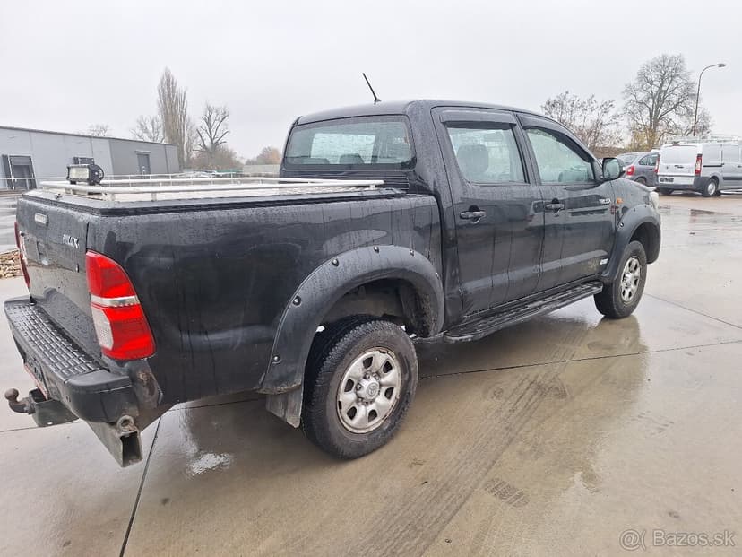 TOYOTA HILUX 2,5 DIESEL 4X4 UZÁVIERKU MA