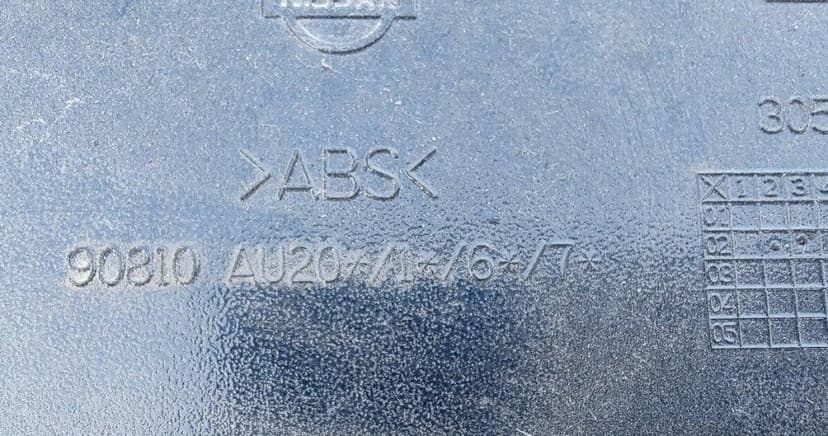 Nissan Primera Almera Tino Navara - radio kryt tlacidlo