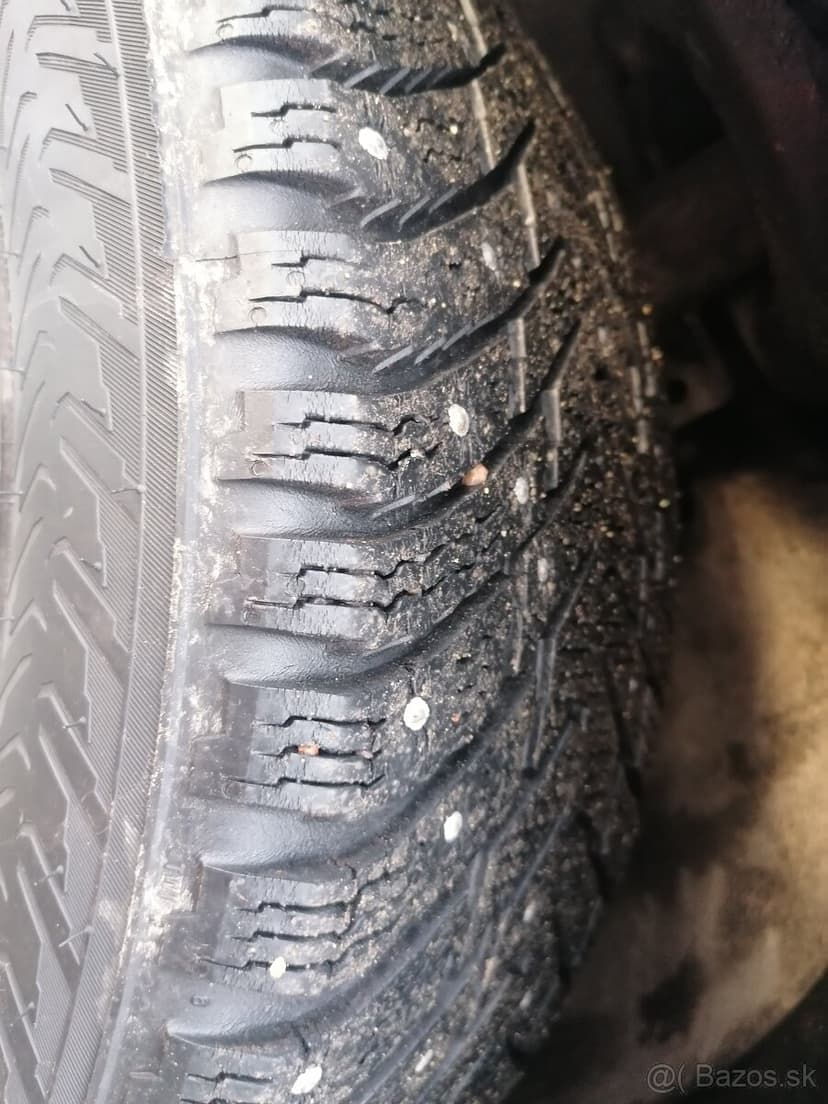 Nokian HAKKAPELIITTA 8 215/55 R 16 zimné pneumatiky