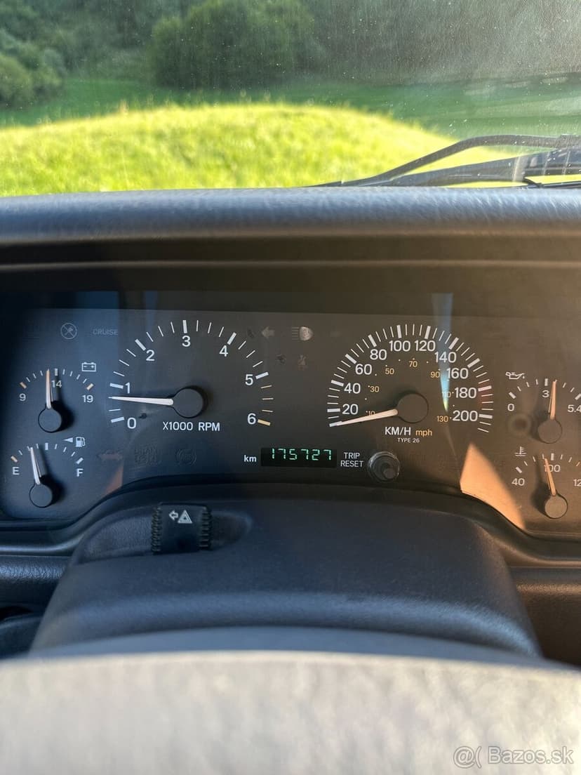 Predám Jeep Cherokee XJ LIMITED 4.0l benzín