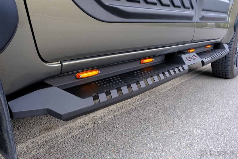 Bočné ochranné prahy nášľapy na Toyota Hilux