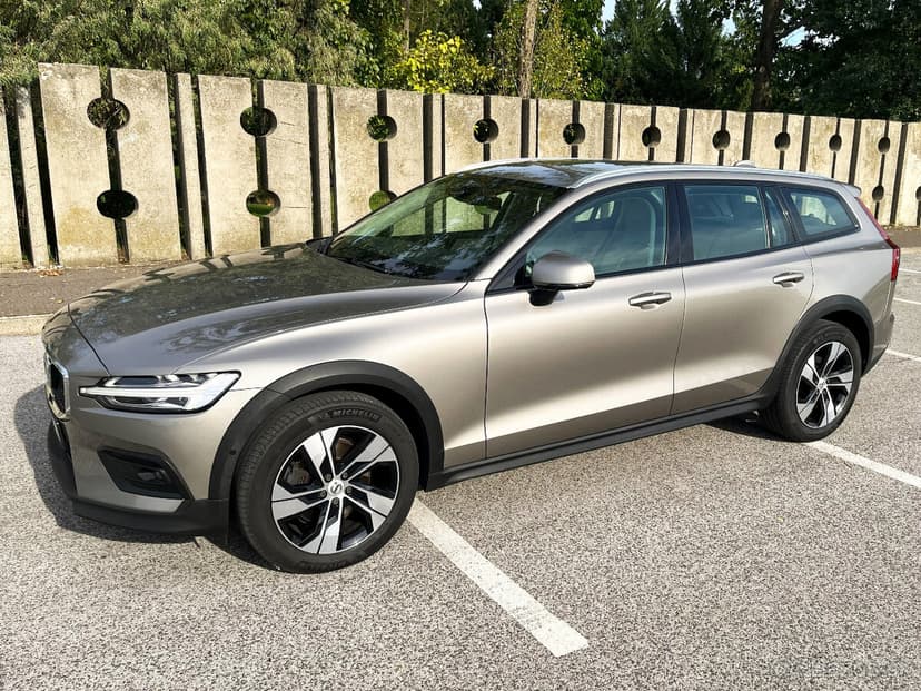 99tis.km Volvo V60 CROSS COUNTRY AWD A/T 2.0l 145KW