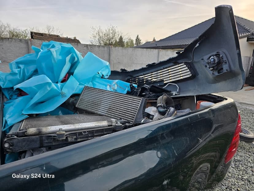 Predám havarovanú Toyota Hilux 2.4D, 110kW v celku/na diely