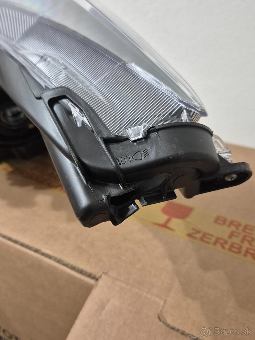 Pravé predné svetlo Toyota Hilux