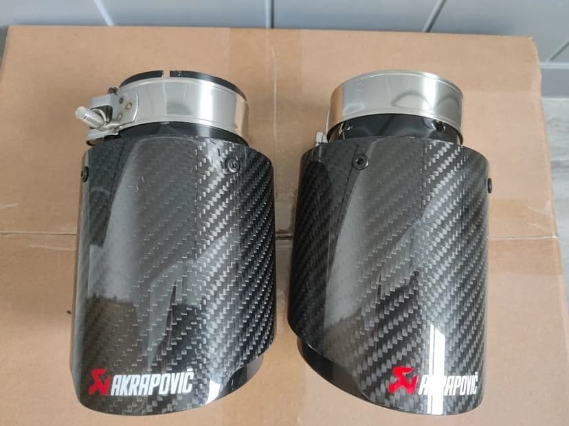 Univerzálna koncovka výfuku Logo: Akrapovič dizajn Carbon