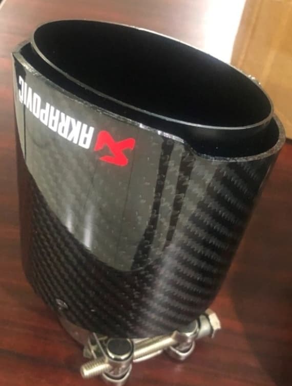 Univerzálna  koncovka výfuku Logo: Akrapovič  dizajn Carbon
