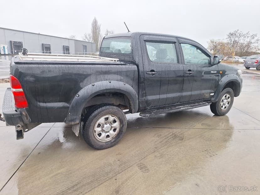 TOYOTA HILUX 2,5 DIESEL 4X4 UZÁVIERKU MA