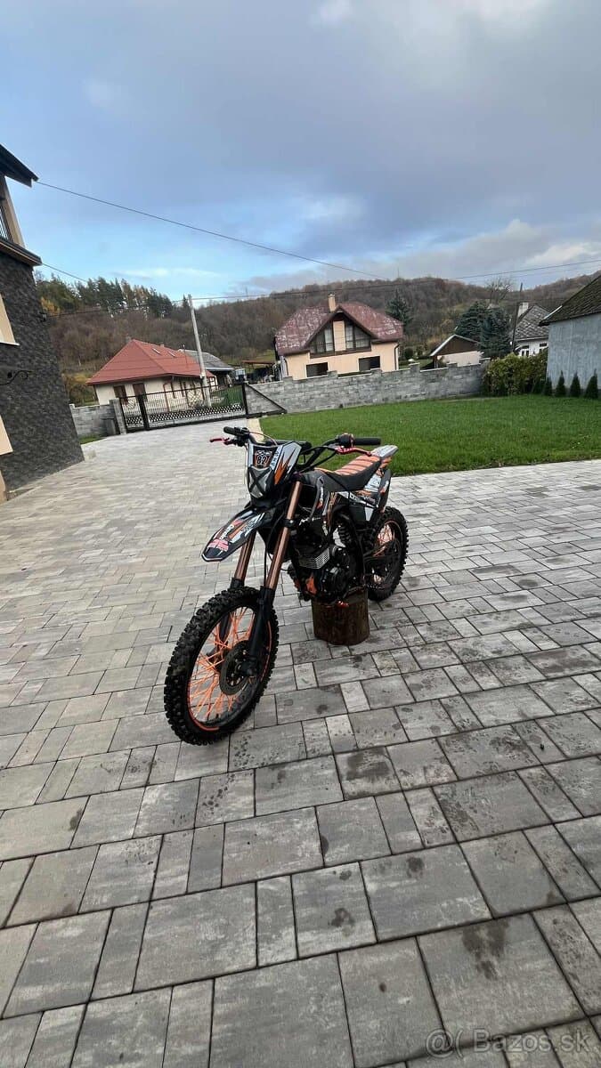 Predám motorku kxd 150