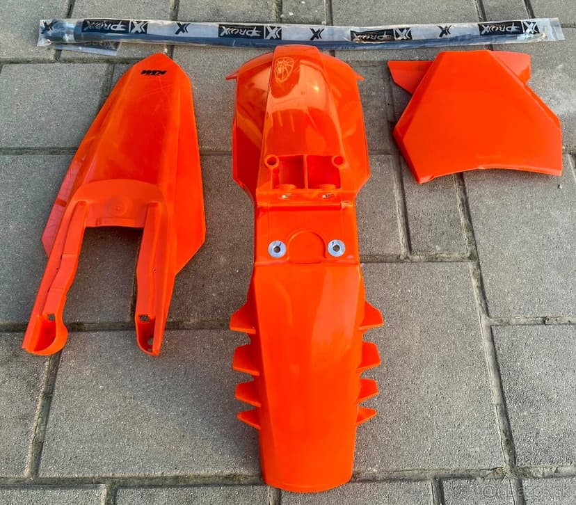 Predám blatníky,tabuľku,plynové lanká KTM