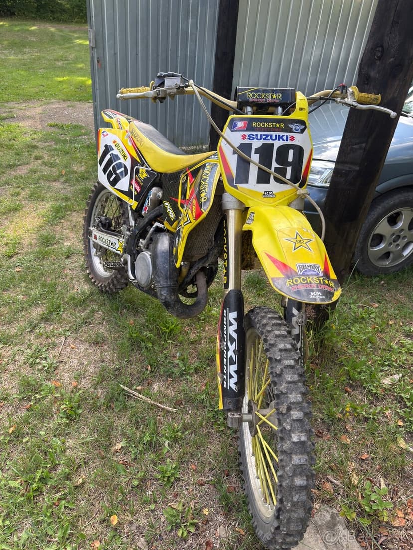 Suzuki rm 125 2T v zábehu