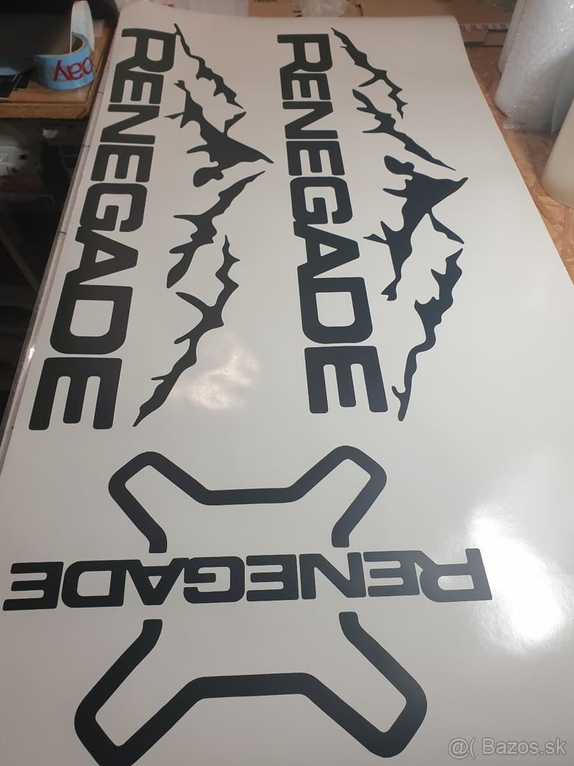 Jeep 4x4 offroad polepy rôzne druhy a veľkosti.