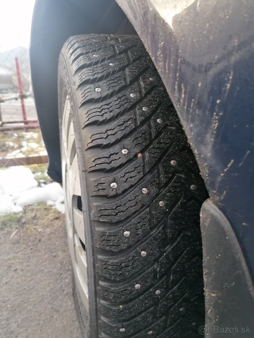 Nokian HAKKAPELIITTA 8 215/55 R 16 zimné pneumatiky