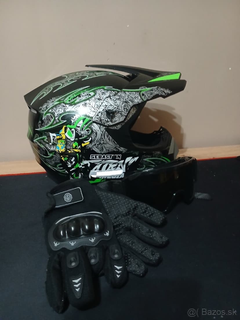 Predám motocrossovu prilbu okuliare a rukavice