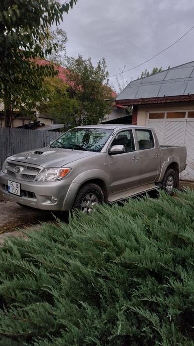Vând Toyota Hilux 8500e negociabil, 4x4, motor de 3000cc, cutie manual