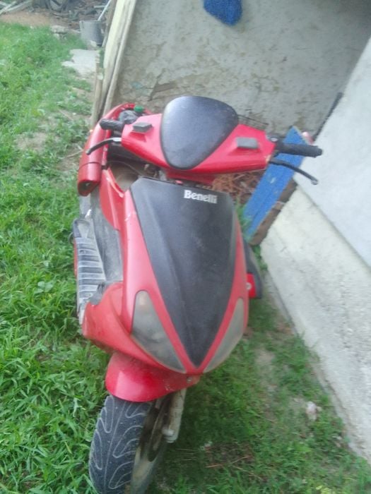 Vând scuter benelli pentru piese defect