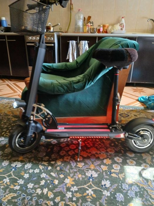 Vind scuter electric 100 km la 1000 lei