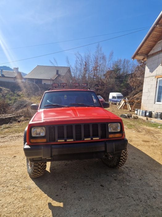 Vând jeep cherokee xj 2.5