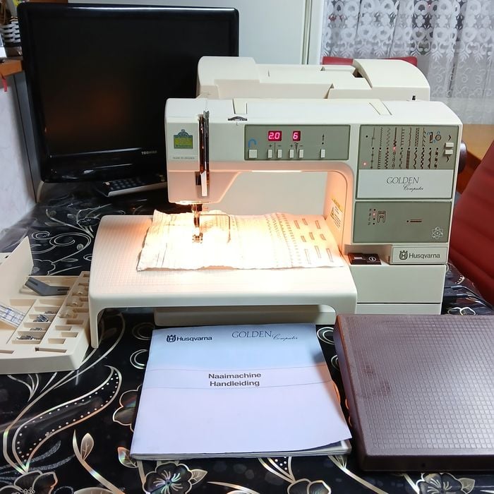 Masina de cusut HUSQVARNA GOLDEN Computer  cu butoniera automata