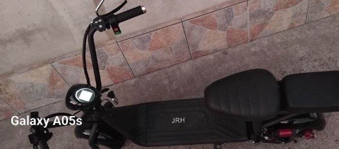 Scuter electric cu cutie