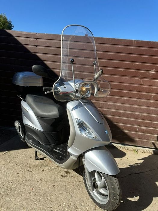 Vând scuter Piaggio Fly 4t foarte bine întretinut