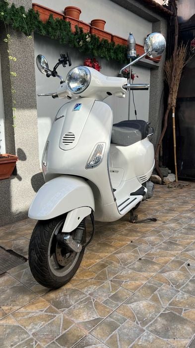 Vespa LX 125 3V i.e. 2012 Albă – 16k Înmatriculată RO, stare excelentă