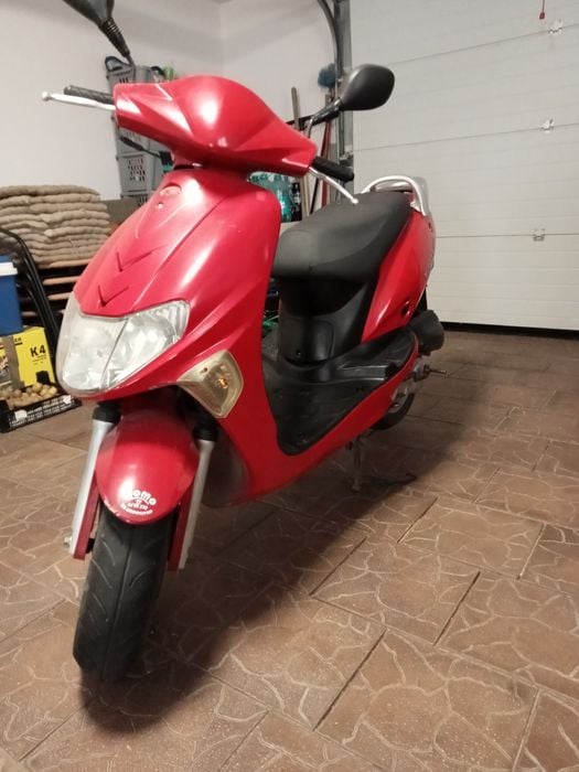 Vând scuter din motive personale.