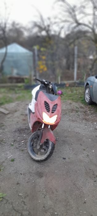 Scuter 49cc 2t rosu cu alb