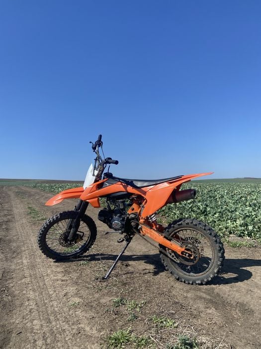 Se vinde cross (cu motorul desfacut)