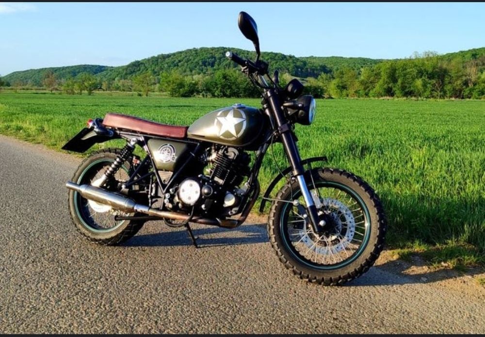 Motocicleta 250 cc motorizare Suzuki