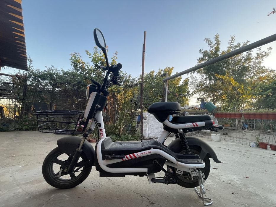 Vand sau schimb scuter nou perfect functional