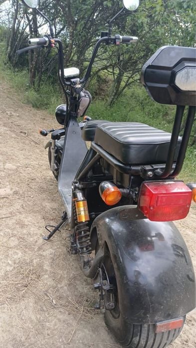 Vand scuteru electric functioneaza perfect nici un defect !!