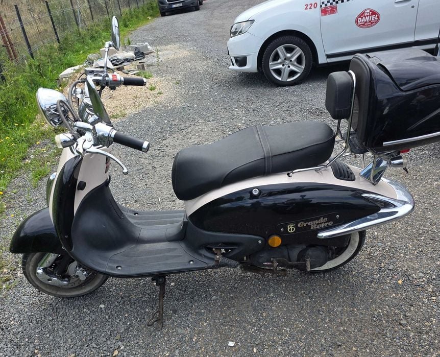 Vand sau inchiriez 4 scutere inmatriculate