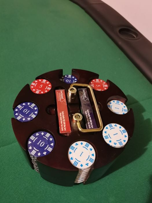 Masă poker în stare foarte. Buna