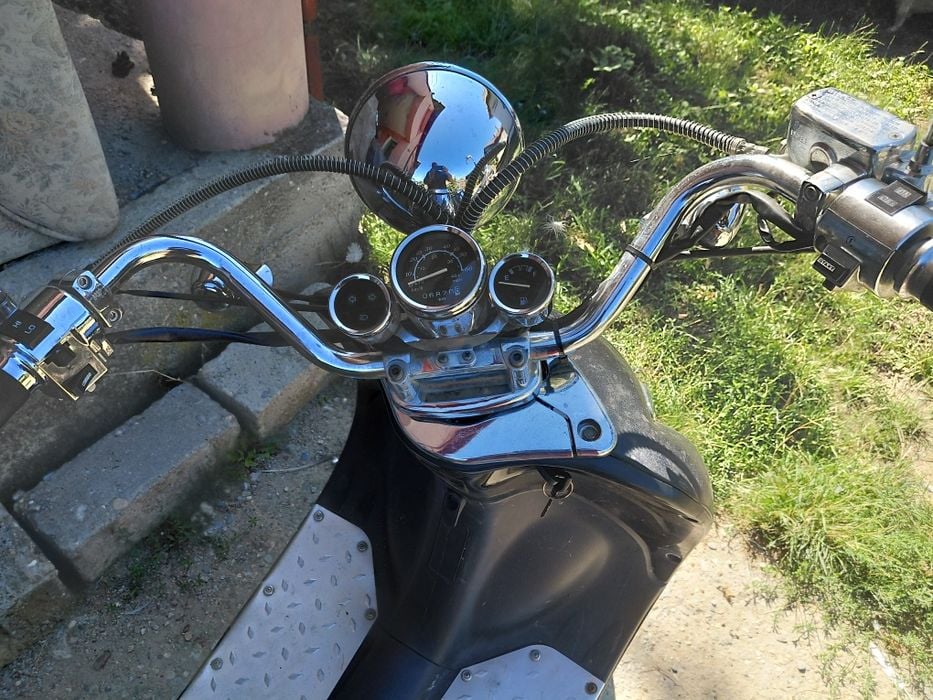 Vand scutere model retro de 125 si 49 cm