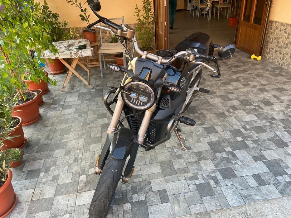 Vând Daytona Zontes G125 pentru reparat sau dezmembrat.