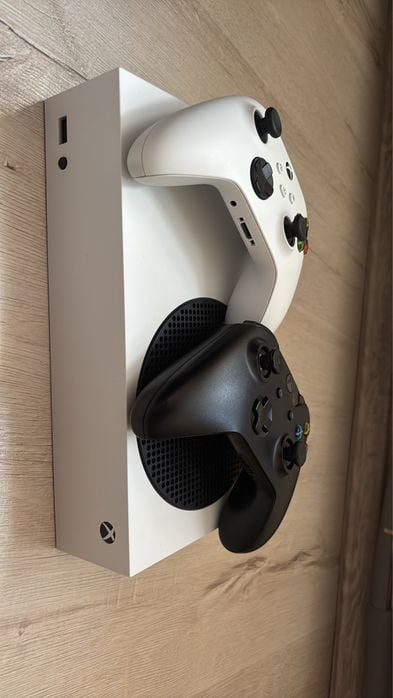 Xbox Series S cu 2 controllere