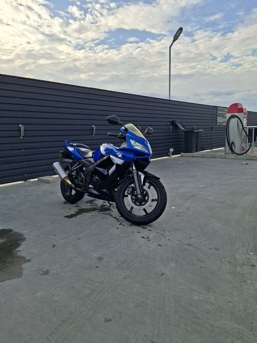 Vând motocicleta kymco quanon 125