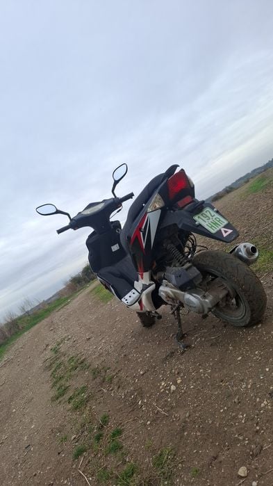 Vând scuter  merge foarte bine